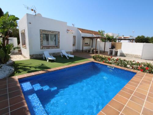Casa familiar con piscina privada y WiFi, cerca del mar, aire acondicionado, mascotas y playa para perros. - ES-184-1