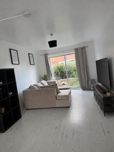 Stylish 4BR Home - Sleeps 7 - Parking & WiFi in 貝斯頓利蘭德斯