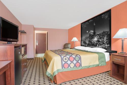 Super 8 by Wyndham Shelbyville - image 3