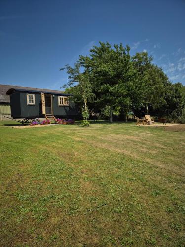The Eyrie - Scenic Plankbridge Shepherds Hut Retreat in Torpelesokena