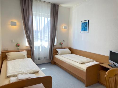 Zimmer mit 2 einzelbetten, eigenes badezimmer