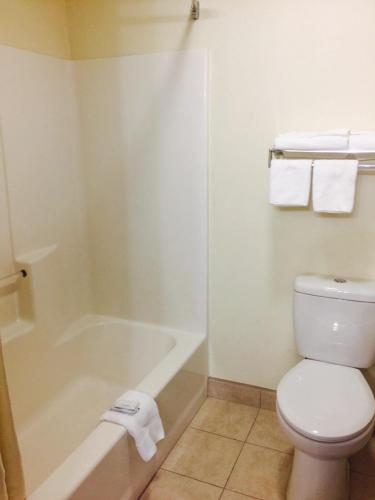 Texas Inn and Suites Lufkin Located in Lufkin, Texas Inn and Suites Lufkin is a perfect starting point from which to explore Lufkin (TX). Offering a variety of facilities and services, the hotel provides all you need for a good 