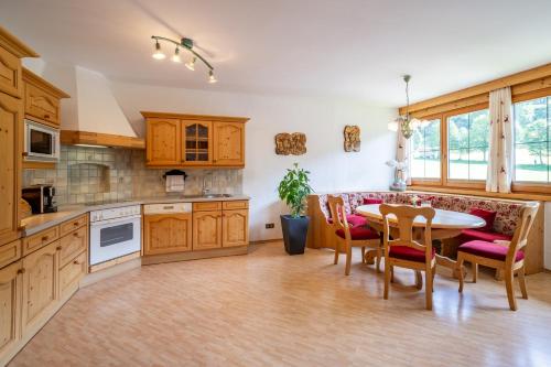 Kitchen, Schi- und Wanderhotel Berghof in Sankt Oswald
