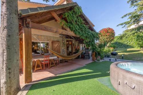 A szálláshely kívülről, La Casita de la Font del Bosc in Sant Pere Sacarrera