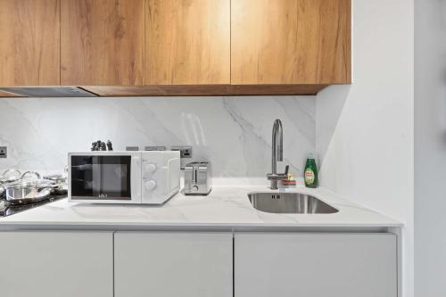 Modern 1 Bed Apartment in Birmingham - Sleeps 3 in Castle Bromwich