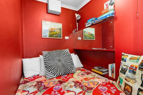 Glebe Corner - Walkable City-Fringe Base with Pool - image 7