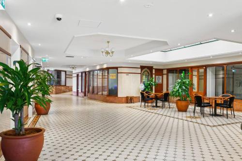 Glebe Corner - Walkable City-Fringe Base with Pool - image 3