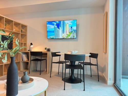 Luxury Studio Suite Rooftop Pool Prime Location in Other