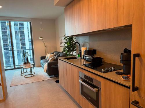 Luxury Studio Suite Rooftop Pool Prime Location in Other