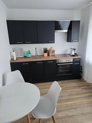 Kitchen, All-In Rhein-Main - Pool, Sauna, Fitness & Workspace! in Ginsheim-Gustavsburg