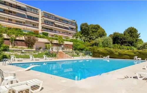 3BD with sea view, parking, pool, and close to beaches