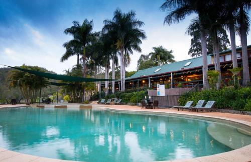 Cedar Lake Country Resort The 3.5-star Cedar Lake Country Resort offers comfort and convenience whether youre on business or holiday in Gold Coast. The property features a wide range of facilities to make your stay a pleasant