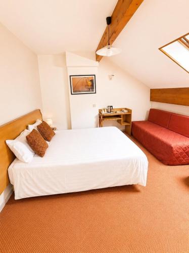 1 double bed, 1 twin bed
