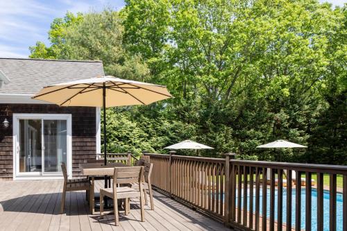 Erkély/terasz, Abrahams Grove by Rove Travel - Luxe Estate with Pool in Springs (NY)