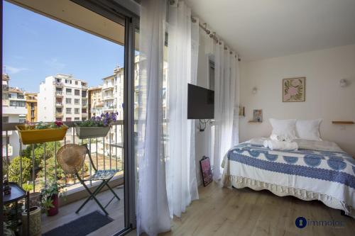 Charming studio with balcony on courtyard not overlooked – khách sạn tại Mantega