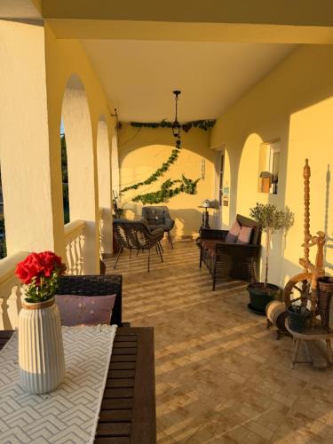 Book the One-Bedroom Apartment with Balcony and Mountain View   One-Bedroom Apartment with Balcony and Mountain View  
