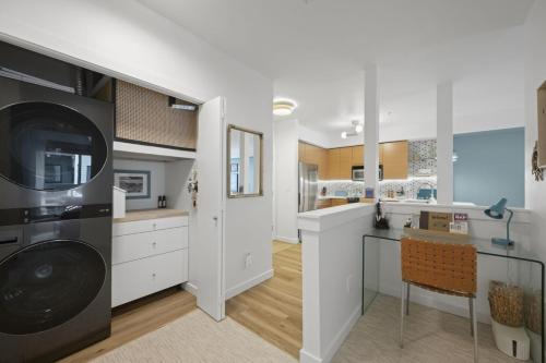 2BR 2BA Pacific Pine Retreat Capitol Hill - image 3
