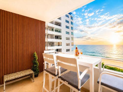 Beachfront Condo with Pool, Balcony & Ocean Views – khách sạn tại Oakland Park