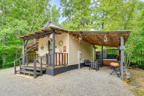 Smoky Mtn Tiny Cabin Hideaway: Hot Tub, Patio in Englewood (TN)
