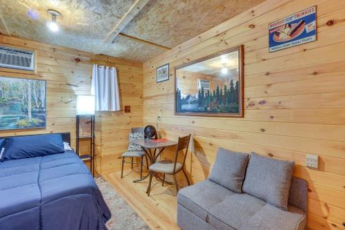 Smoky Mtn Tiny Cabin Hideaway: Hot Tub, Patio in Englewood (TN)