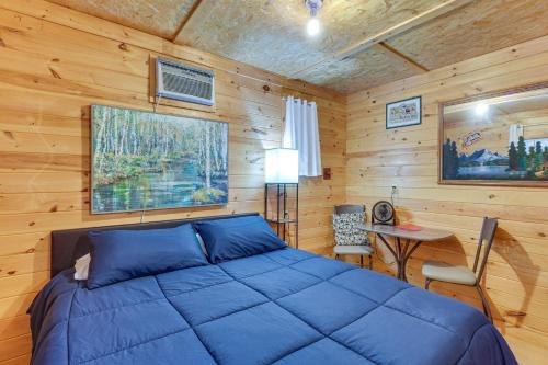 Smoky Mtn Tiny Cabin Hideaway: Hot Tub, Patio in Englewood (TN)