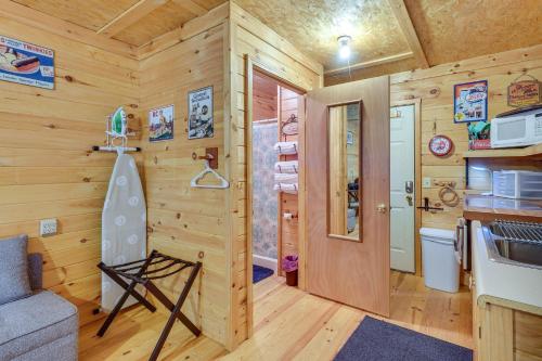 Smoky Mtn Tiny Cabin Hideaway: Hot Tub, Patio in Englewood (TN)
