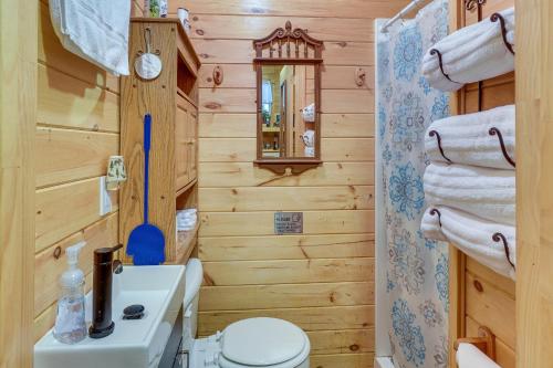 Smoky Mtn Tiny Cabin Hideaway: Hot Tub, Patio in Englewood (TN)
