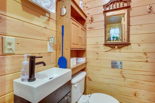 Smoky Mtn Tiny Cabin Hideaway: Hot Tub, Patio in Englewood (TN)