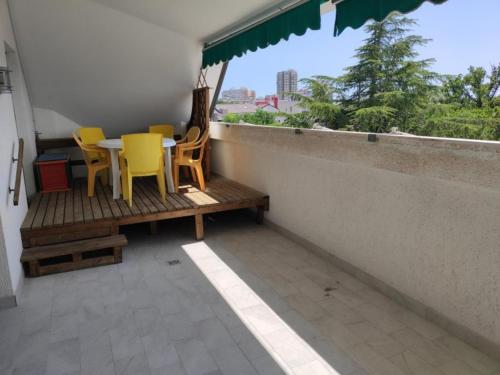 Central flat with covered terrace