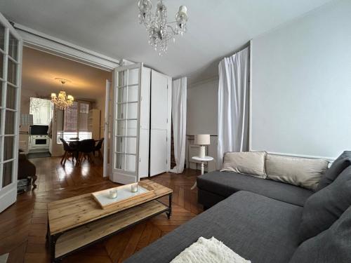 Luxury Parisian Flat Golden Triangle