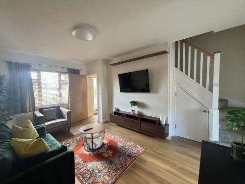 Κοινόχρηστο σαλόνι/χώρος τηλεόρασης, Charming 2 Bed House Maidenhead in Μέιντενχεντ