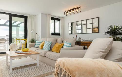 Coastal Comfort in Estepona 3 Bedroom Apartment