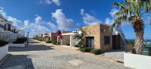 Фасада на хотела, Sea View Penthouse with Jacuzzi & Roof Terrace at Northern Cyprus in Yeni Erenköy