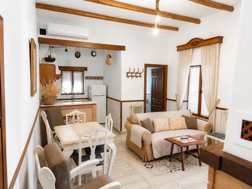 CASA RURAL LOS ABUELOS COMPLEJO CON PISCINA COMPARTIDA ,a in Argamasilla De Alba