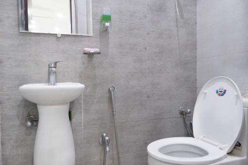Modern Studio Apartment with Free Parking in B-17 - image 4