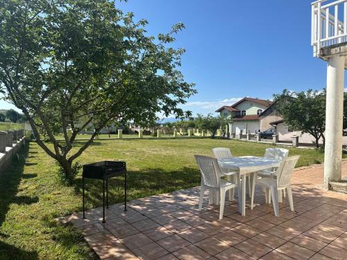 Garden, Mandica Holiday Home in Perušić