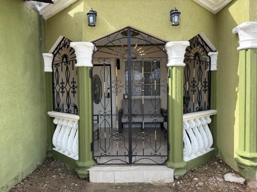 Vista exterior, Elysium Noire in Spanish Town