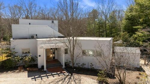 East Hampton 5BR Luxury Home with Heated Pool, Sauna Wine Room Near Beaches Stay in Northwest Harbor (NY)