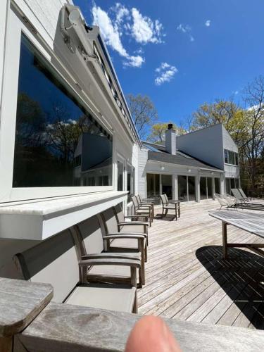 East Hampton 5BR Luxury Home with Heated Pool, Sauna Wine Room Near Beaches Stay in Northwest Harbor (NY)