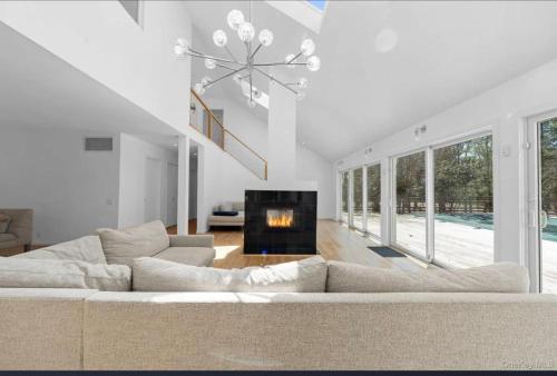 East Hampton 5BR Luxury Home with Heated Pool, Sauna Wine Room Near Beaches Stay in Northwest Harbor (NY)