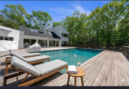 East Hampton 5BR Luxury Home with Heated Pool, Sauna Wine Room Near Beaches Stay in Northwest Harbor (NY)