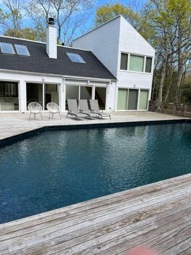 East Hampton 5BR Luxury Home with Heated Pool, Sauna Wine Room Near Beaches Stay in Northwest Harbor (NY)