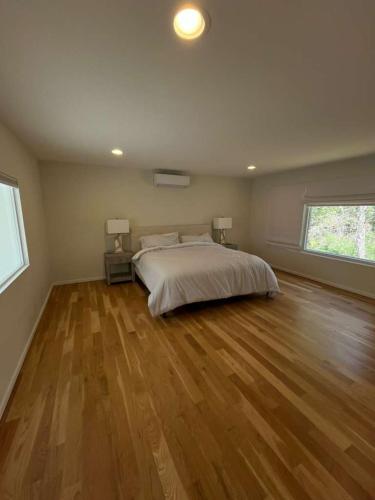 East Hampton 5BR Luxury Home with Heated Pool, Sauna Wine Room Near Beaches Stay in Northwest Harbor (NY)