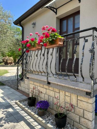 Apartment Nina with private pool in Gedici