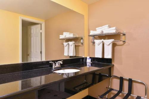 Americas Best Value Inn - Downtown/Convention Center - image 27
