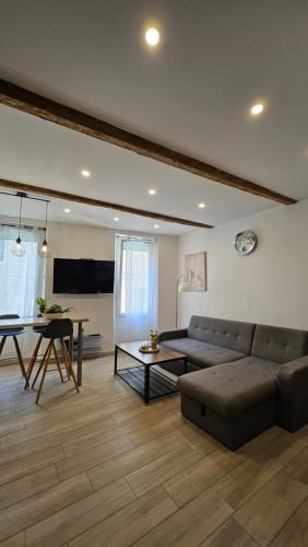 Au centre de Sanary, à 50m du port dans une magnifique rue pietonne