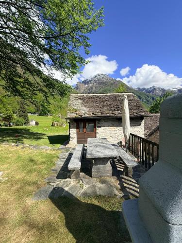 Pohled zvenku, Verzasca Lodge Siro - Accesso diretto al fiume! in Frasco