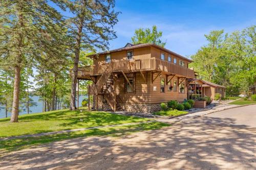 . Cabin #11 Upstairs Loft 2BR 2BA Timberlane Resort