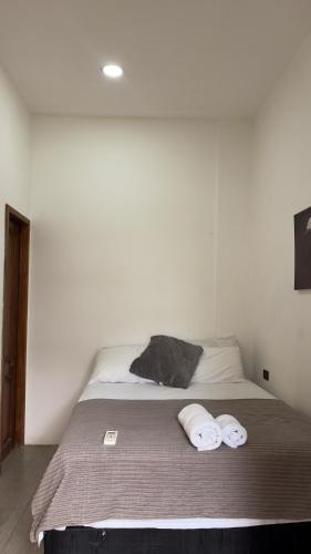 Habitacion matrimonial con pequeña cocina