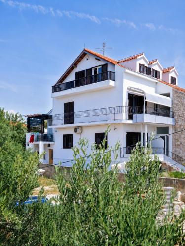 Renovated Apartments Skorin in Rogoznica